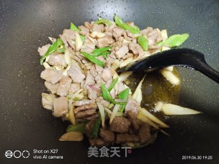 青椒嫩姜炒牛肉的做法步骤：3