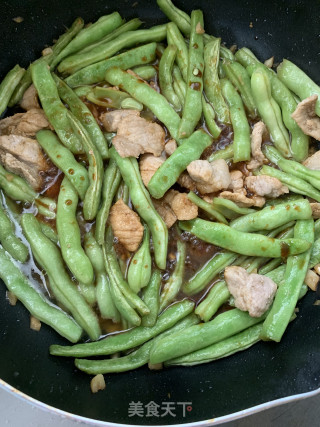 四季豆焖肉的做法步骤：1