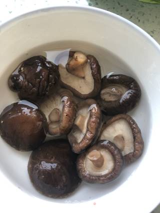 香菇青菜的做法步骤：1