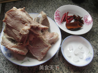 香卤肉骨的做法步骤：1