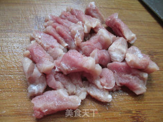 榨菜丝里脊肉炒花生米的做法步骤：2
