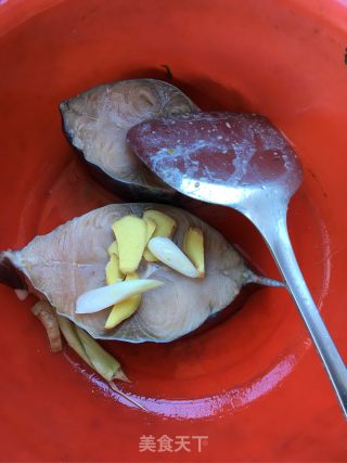 “酸甜美食”糖醋鲅鱼的做法步骤：1