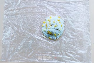 让人食欲满满的咸蛋黄肉松爆浆饭团的做法步骤：3