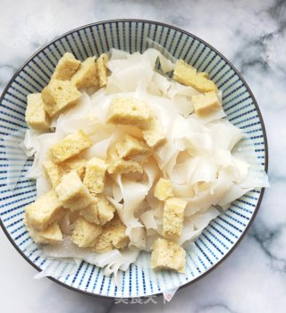 不用洗面|不用蒸|既能当主食又能当凉拌菜|酷暑天必选的凉拌菜的简易凉皮的做法步骤：2