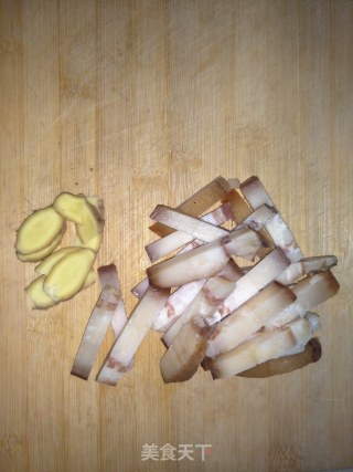 腊肉焖豇豆角的做法步骤：1