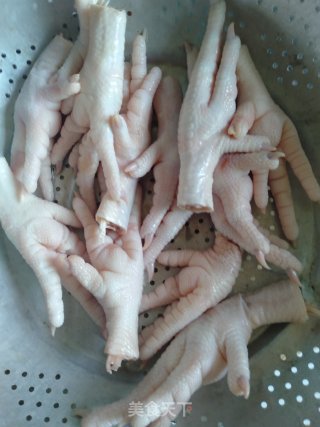 风味麻辣鸡爪的做法步骤：1