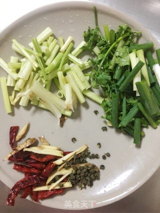 干炒牛河的做法步骤：1