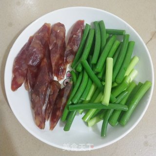 蒜心炒腊肠的做法步骤：1