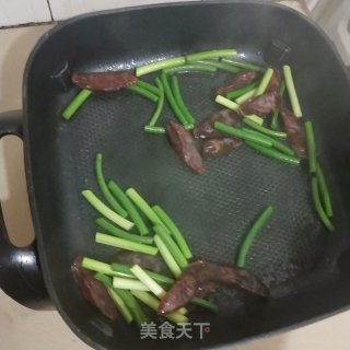蒜心炒腊肠的做法步骤：3