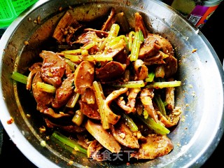 酸辣鸭胗的做法步骤：4