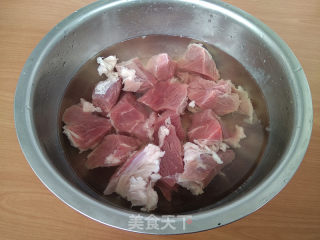 牛肉炖年糕的做法步骤：1