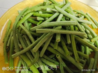 下饭菜炒豆角的做法步骤：1