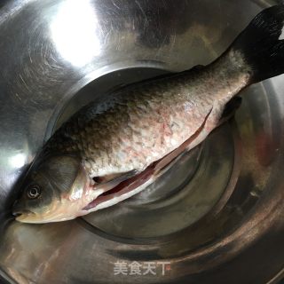 清蒸肉末鲫鱼的做法步骤：1