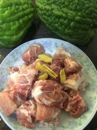 凉瓜焖排骨的做法步骤：1