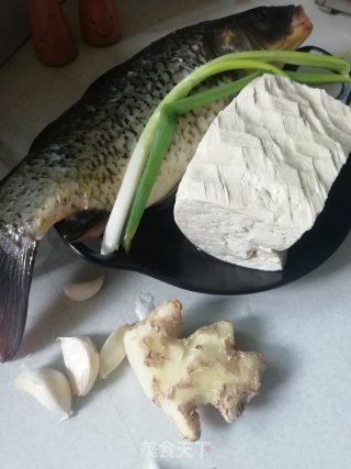 一锅鲜&鲫鱼豆腐汤的做法步骤：1