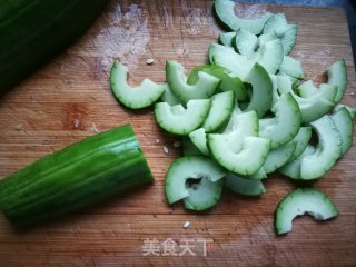 荆芥叶拌菜瓜的做法步骤：2