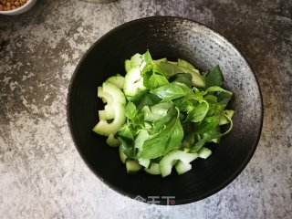 荆芥叶拌菜瓜的做法步骤：3