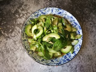 荆芥叶拌菜瓜的做法步骤：7