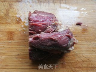 青椒炒牛肉的做法步骤：1