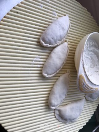 鸡蛋，肉，韭菜盒子的做法步骤：5