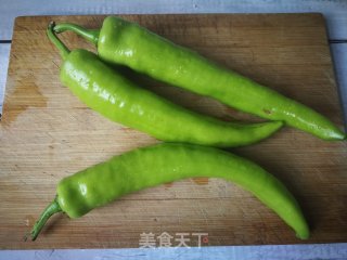青椒炒虾干的做法步骤：1