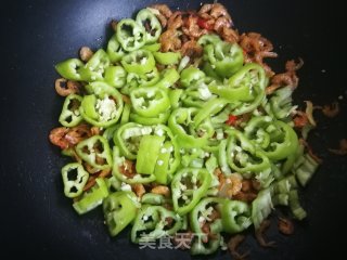青椒炒虾干的做法步骤：6