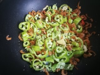 青椒炒虾干的做法步骤：7