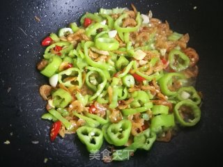 青椒炒虾干的做法步骤：8