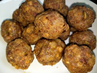 “ 肉食、荤菜 ”蒜香风味丸子的做法步骤：5