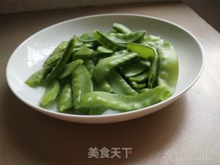 清炒荷兰豆的做法步骤：1
