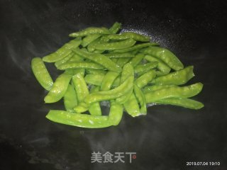 清炒荷兰豆的做法步骤：2