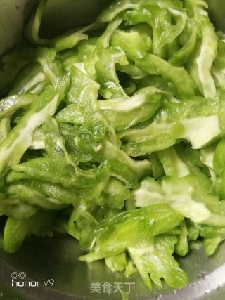 鸡肉炒苦瓜的做法步骤：1
