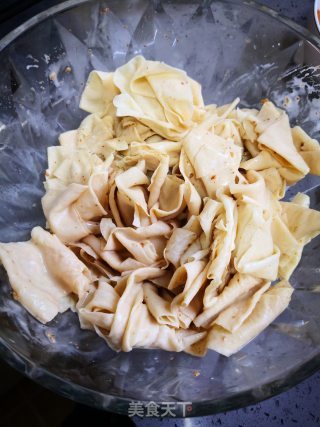酸甜美食——凉拌油豆皮黄瓜的做法步骤：1