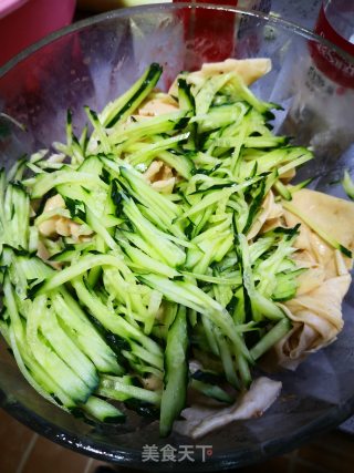 酸甜美食——凉拌油豆皮黄瓜的做法步骤：2