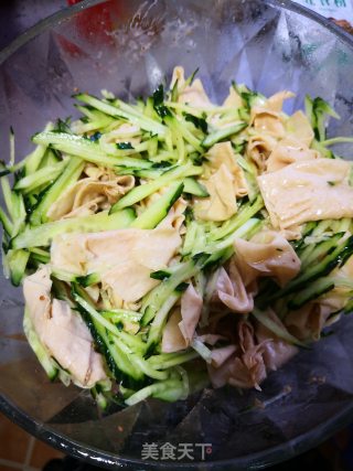 酸甜美食——凉拌油豆皮黄瓜的做法步骤：3