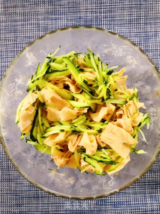 酸甜美食——凉拌油豆皮黄瓜的做法步骤：4