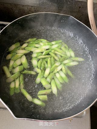 芦笋炒肉的做法步骤：1