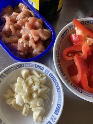 芦笋炒肉的做法步骤：2