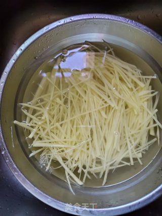 土豆丝炒肉丝的做法步骤：4