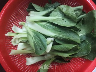 青菜拌香菇的做法步骤：1