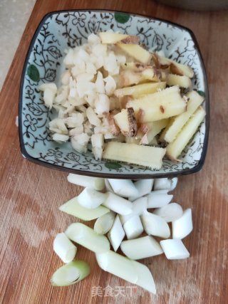 土豆青椒烧鸡块的做法步骤：1
