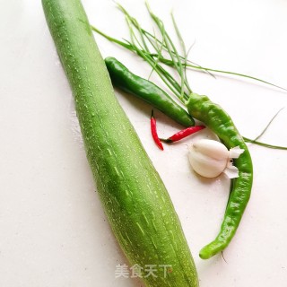 辣味丝瓜的做法步骤：1