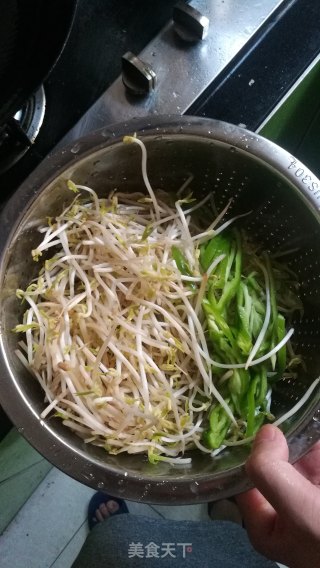 清炒绿豆芽的做法步骤：2