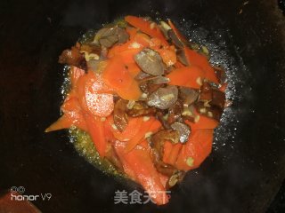 荤菜…………卤鸭胗炒胡萝卜的做法步骤：3