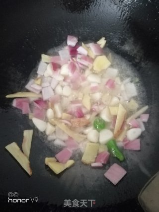 荤菜………香辣虾的做法步骤：4