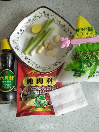 红焖鸡小腿的做法步骤：2