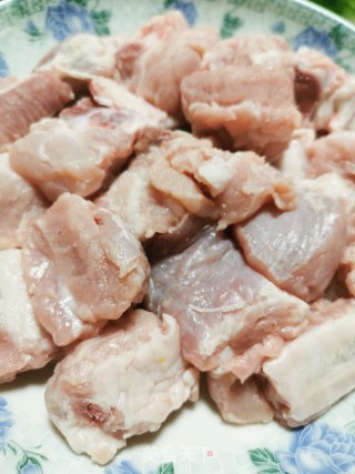 排骨烧油豆腐的做法步骤：1