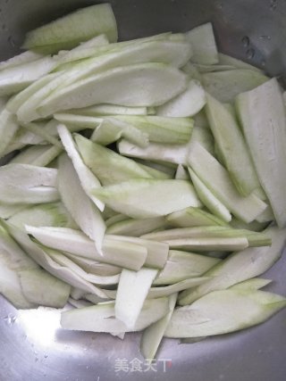 丝瓜毛豆的做法步骤：1