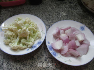 洋葱炒花菜的做法步骤：1
