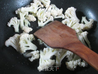 洋葱炒花菜的做法步骤：2